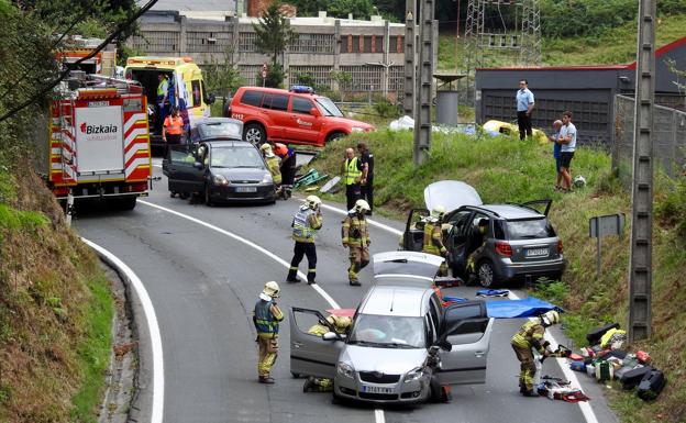 Los bomberos trabajan en el lugar del accidente. 