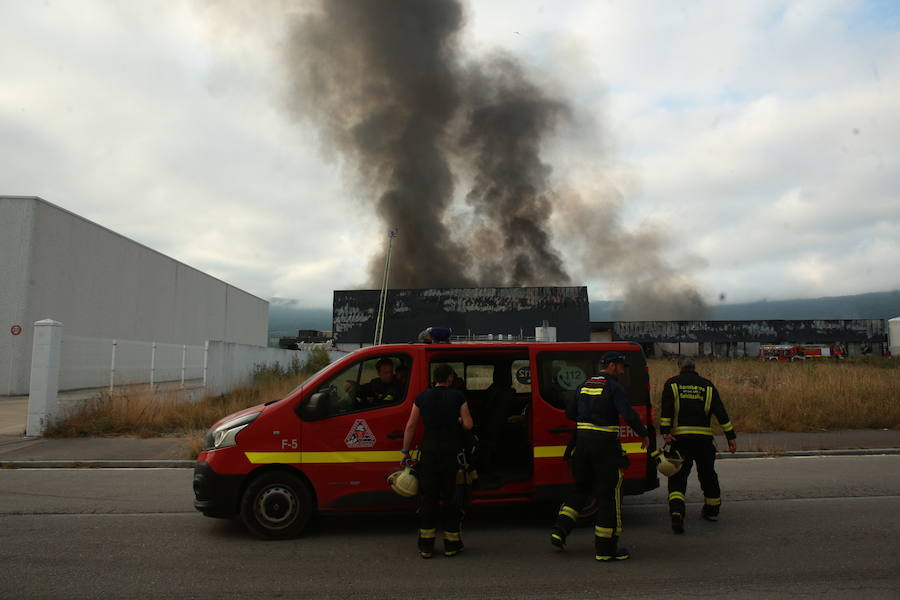 Fotos: Incendio en la planta de la quesería Aldanondo en Salvatierra