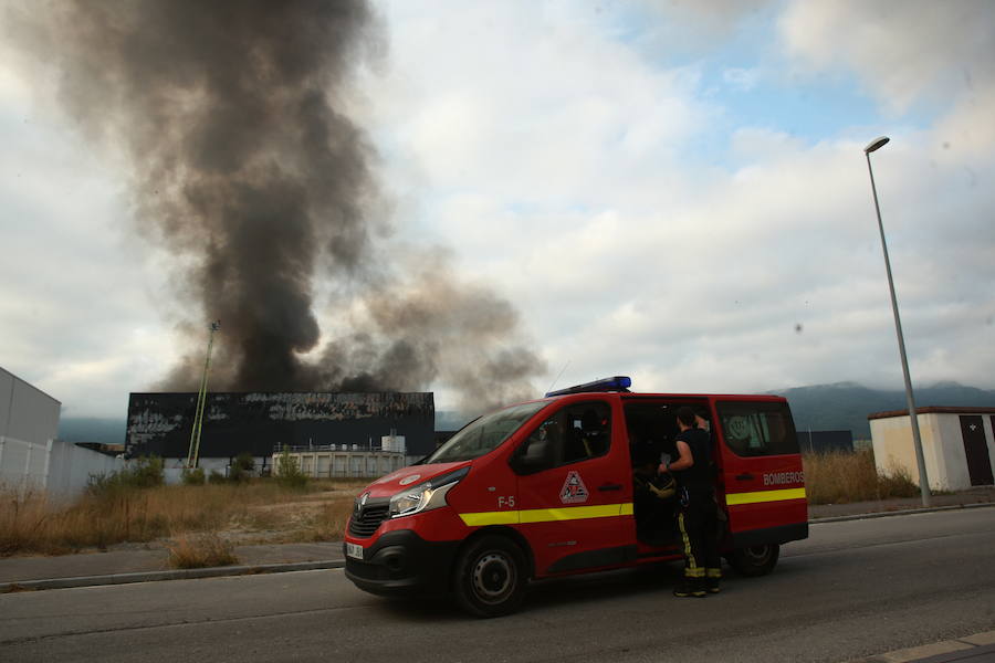 Fotos: Incendio en la planta de la quesería Aldanondo en Salvatierra