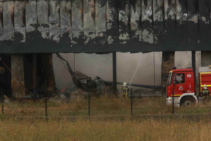 Fotos: Incendio en la planta de la quesería Aldanondo en Salvatierra