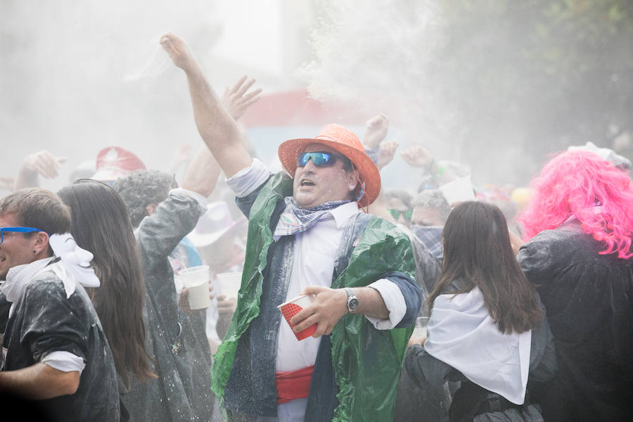 El equipo de 'El silencio de la ciudad blanca' se ha trasladado este lunes a la calle Dato para grabar uno de los momentos clave de la novela