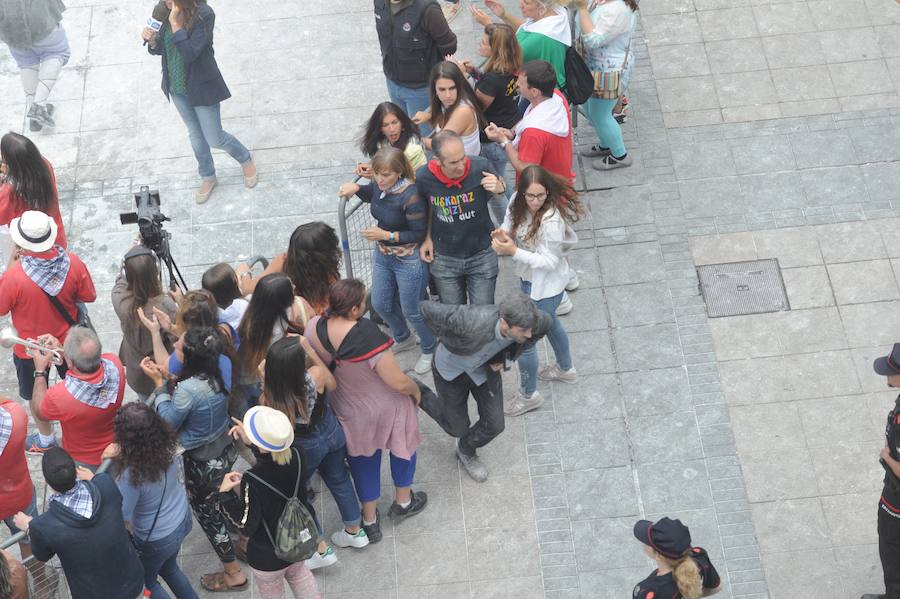 El equipo de 'El silencio de la ciudad blanca' se ha trasladado este lunes a la calle Dato para grabar uno de los momentos clave de la novela