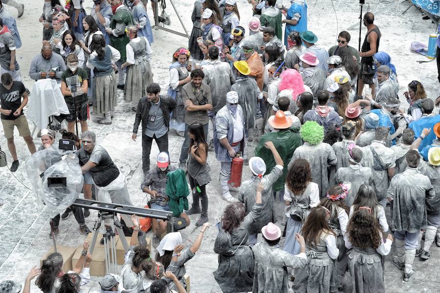 El equipo de 'El silencio de la ciudad blanca' se ha trasladado este lunes a la calle Dato para grabar uno de los momentos clave de la novela