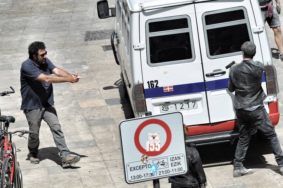 El equipo de 'El silencio de la ciudad blanca' se ha trasladado este lunes a la calle Dato para grabar uno de los momentos clave de la novela