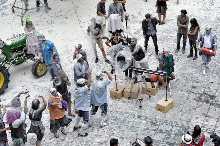 El equipo de 'El silencio de la ciudad blanca' se ha trasladado este lunes a la calle Dato para grabar uno de los momentos clave de la novela