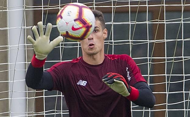Kepa Arrizabalaga realiza una parada durante uno de los entrenamientos que realizó en Holanda en la pretemporada que realizó el mes pasado con el Athletic.