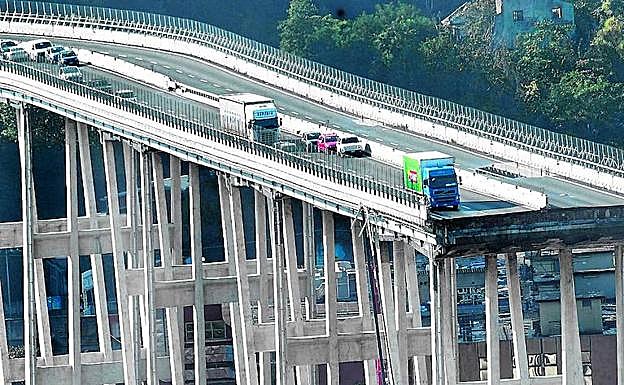 El camión de los supermercados Basko, cuyo conductor salvó su vida en Génova al quedar a unos pocos metros del precipicio. 