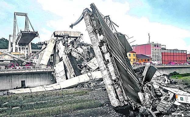 Estado en el que ha quedado el puente con la parte derrumbada.