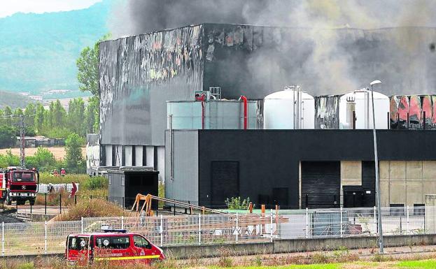 El incendió se originó en la madrugada del lunes pero los bomberos seguían ayer apagando rescoldos.