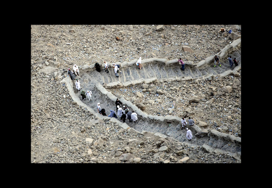 Peregrinos musulmanes visitan la cueva Hiraa durante la peregrinación a la Meca, Arabia Saudí, el pasado 15 de agosto. Se estima que alrededor de 2,5 millones de musulmanes llegarán hasta la ciudad santa del Islam para acudir al Día de Arafah, celebrado la víspera de Eid al-Adha, una de las dos festividades más importantes del mundo musulmán que se celebran cada año y que supone el inicio de la peregrinación a la Meca.