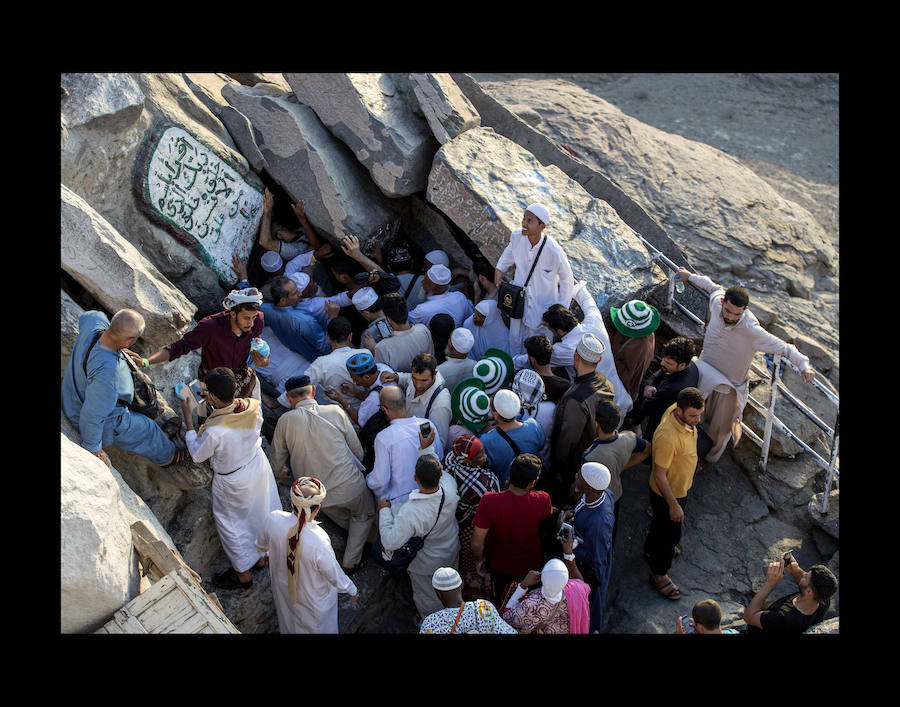 Peregrinos musulmanes visitan la cueva Hiraa durante la peregrinación a la Meca, Arabia Saudí, el pasado 15 de agosto. Se estima que alrededor de 2,5 millones de musulmanes llegarán hasta la ciudad santa del Islam para acudir al Día de Arafah, celebrado la víspera de Eid al-Adha, una de las dos festividades más importantes del mundo musulmán que se celebran cada año y que supone el inicio de la peregrinación a la Meca.