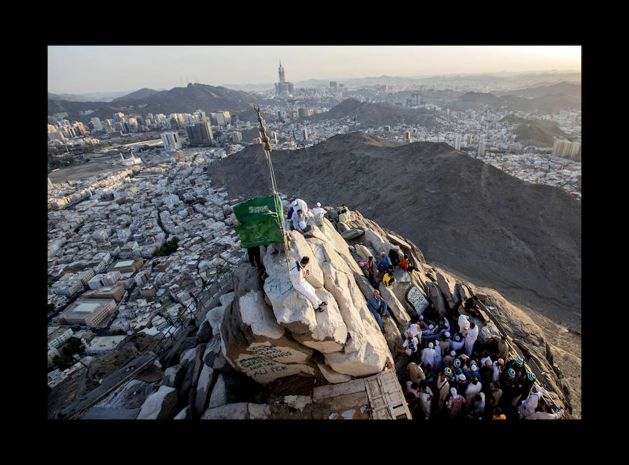 Peregrinos musulmanes visitan la cueva Hiraa durante la peregrinación a la Meca, Arabia Saudí, el pasado 15 de agosto. Se estima que alrededor de 2,5 millones de musulmanes llegarán hasta la ciudad santa del Islam para acudir al Día de Arafah, celebrado la víspera de Eid al-Adha, una de las dos festividades más importantes del mundo musulmán que se celebran cada año y que supone el inicio de la peregrinación a la Meca.