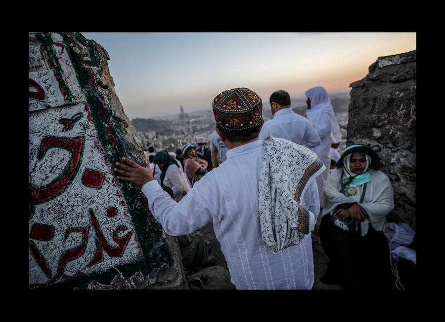 Peregrinos musulmanes visitan la cueva Hiraa durante la peregrinación a la Meca, Arabia Saudí, el pasado 15 de agosto. Se estima que alrededor de 2,5 millones de musulmanes llegarán hasta la ciudad santa del Islam para acudir al Día de Arafah, celebrado la víspera de Eid al-Adha, una de las dos festividades más importantes del mundo musulmán que se celebran cada año y que supone el inicio de la peregrinación a la Meca.
