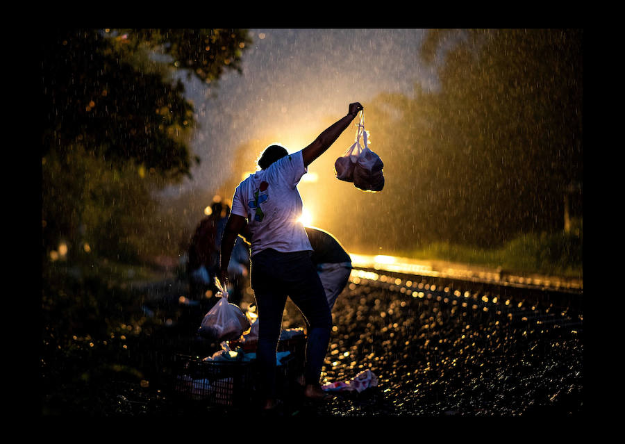 «24 horas con migrantes en México» un ensayo fotográfico de 47 imágenes, tomadas el 10 de agosto de 2018 presentando a los migrantes en búsqueda de su «sueño americano» arriesgando sus vidas a través del territorio mexicano - Desde la frontera sur con Guatemala hasta la frontera norte con Estados Unidos.