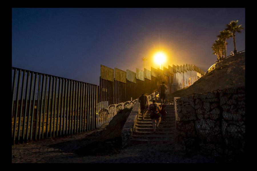 «24 horas con migrantes en México» un ensayo fotográfico de 47 imágenes, tomadas el 10 de agosto de 2018 presentando a los migrantes en búsqueda de su «sueño americano» arriesgando sus vidas a través del territorio mexicano - Desde la frontera sur con Guatemala hasta la frontera norte con Estados Unidos.
