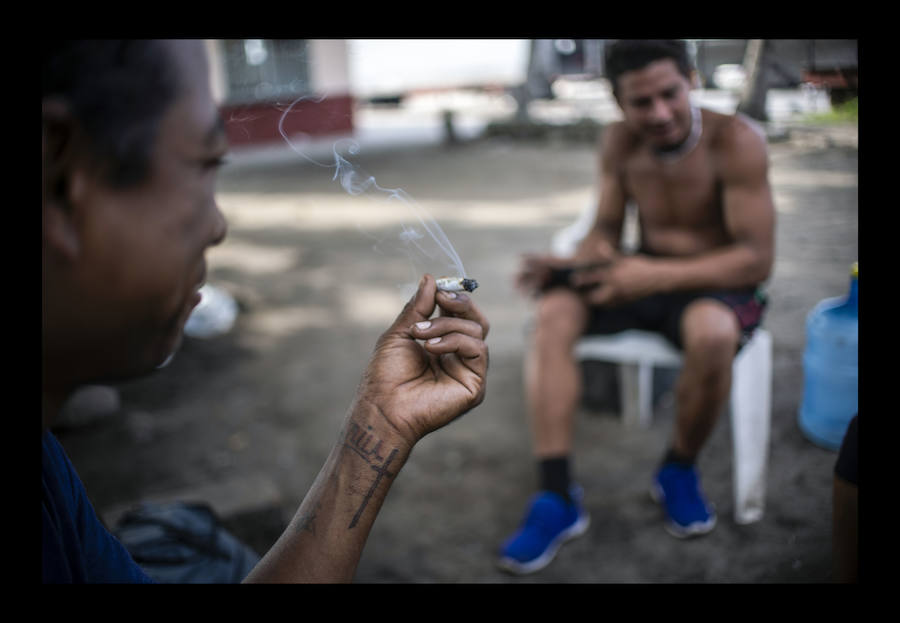 «24 horas con migrantes en México» un ensayo fotográfico de 47 imágenes, tomadas el 10 de agosto de 2018 presentando a los migrantes en búsqueda de su «sueño americano» arriesgando sus vidas a través del territorio mexicano - Desde la frontera sur con Guatemala hasta la frontera norte con Estados Unidos.