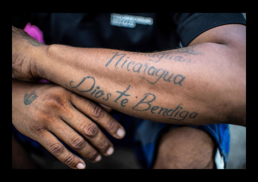 «24 horas con migrantes en México» un ensayo fotográfico de 47 imágenes, tomadas el 10 de agosto de 2018 presentando a los migrantes en búsqueda de su «sueño americano» arriesgando sus vidas a través del territorio mexicano - Desde la frontera sur con Guatemala hasta la frontera norte con Estados Unidos.