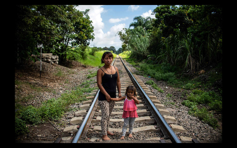 «24 horas con migrantes en México» un ensayo fotográfico de 47 imágenes, tomadas el 10 de agosto de 2018 presentando a los migrantes en búsqueda de su «sueño americano» arriesgando sus vidas a través del territorio mexicano - Desde la frontera sur con Guatemala hasta la frontera norte con Estados Unidos.