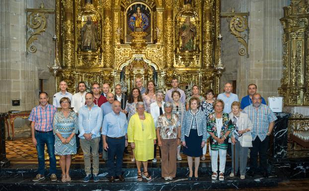 En el centro, y en la segunda fila, Carmen Aduna, con los miembros de su junta de gobierno.