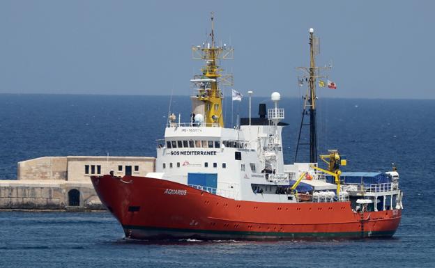 El 'Aquarius' atraca en La Valeta, tras cinco días de espera en el mar. 