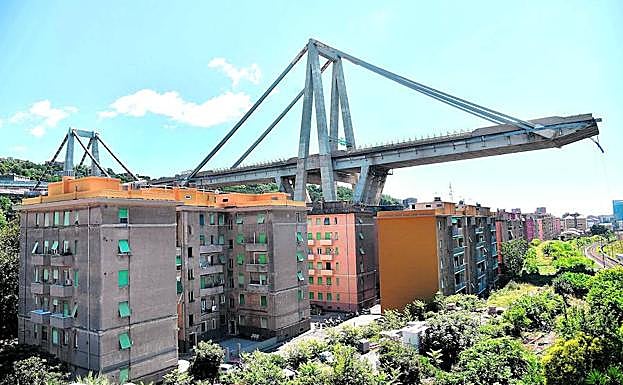 Numerosos edificios de viviendas deberán ser derribados por el temor a que el puente se desplome sobre ellos.