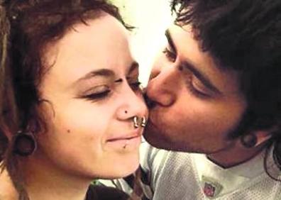 Imagen secundaria 1 - Ersilia Piccino, su esposo, Roberto Robbiano, y su hijo Samuele, de 8 años. | Marta Danisi y Alberto Fanfani,se iban a casar en 2019. | Melissa Artus y Nathan Gusman,dos franceses fallecidos. Stella Boccia, de 24años, fallecida juntoa su novio.