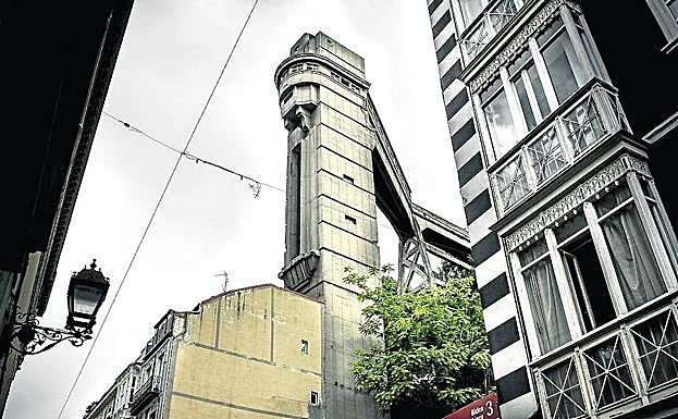 Vista de la emblemática torre que alberga el ascensor de Begoña.