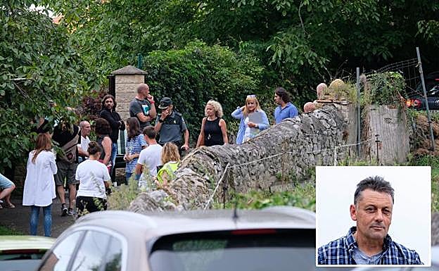 Los hijos del concejal fallecido Javier Ardines en Pría, donde apareció el cuerpo. 