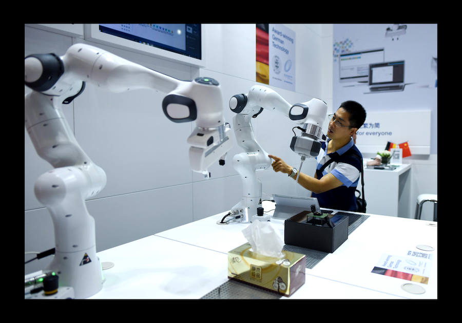 Las máquinas presentadas en la Conferencia Mundial de Robots, que se está llevando a cabo del 5 al 19 de agosto en Pekín (China), son capaces de preparar cocteles, tocar instrumentos musicales y hasta jugar al fútbol