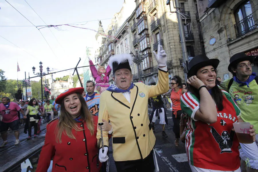 Bilbao ya está de fiesta y se nota en el ambiente. Las txosnas están llenas de gente con muchas ganas de pasarlo bien.