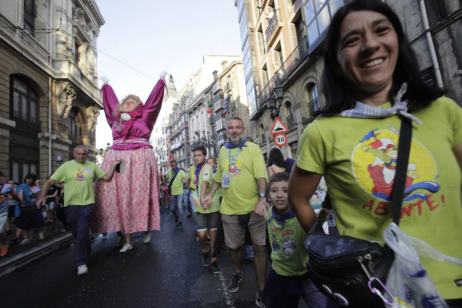 Bilbao ya está de fiesta y se nota en el ambiente. Las txosnas están llenas de gente con muchas ganas de pasarlo bien.
