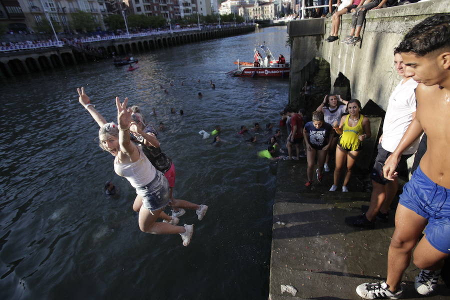 Fotos: Aste Nagusia 2018: Tras el txupin... chapuzón en la Ría de Bilbao