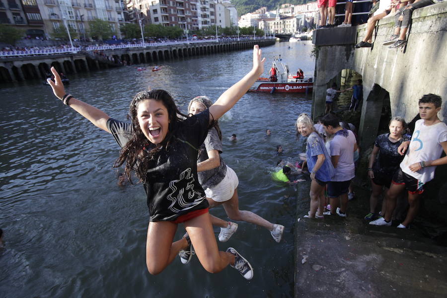Fotos: Aste Nagusia 2018: Tras el txupin... chapuzón en la Ría de Bilbao