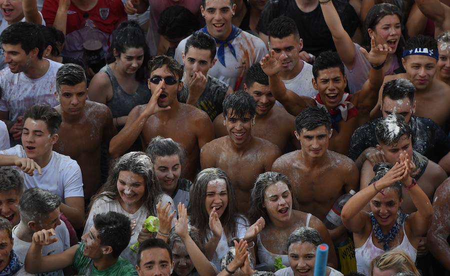 Fotos: Aste Nagusia 2018: Tras el txupin... chapuzón en la Ría de Bilbao