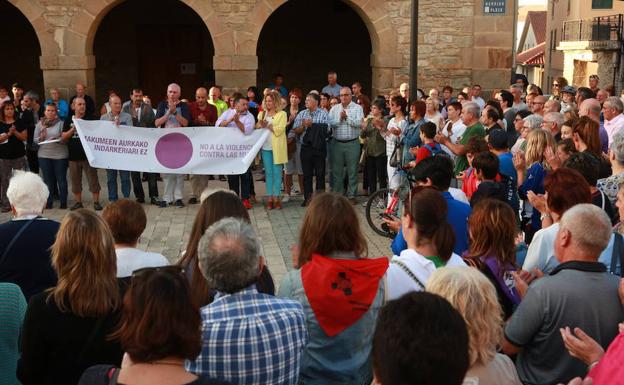 La concentración en repulsa por la agresión sexual sufrida por una joven se ha desarrollado en la Herriko Plaza de Alegría.