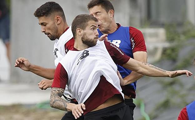 Iñigo Martínez, en el entrenamiento de este sábado.