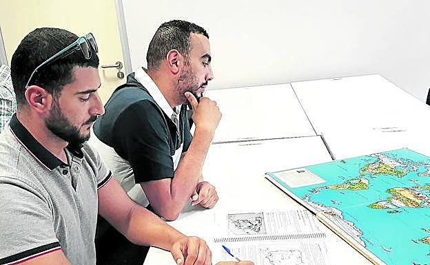 Otman, en primer término, y Mouad están a la espera de que la administración tramite sus solicitudes de nacionalización. 