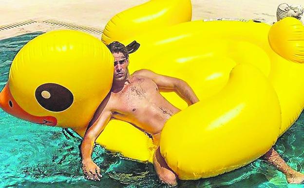 La foto de Jon Kortajarena fue tomada en la piscina de su villa en Lanzarote.