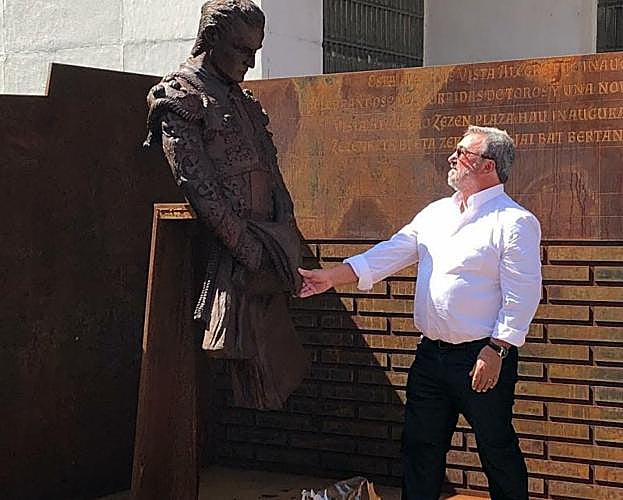 Una escultura recuerda a Iván Fandiño en la plaza de toros de Bilbao