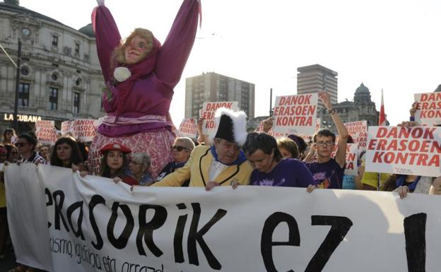 El pregonero y la txupinera participaron en la multitudinaria protesta contra las agresiones sexuales en el Arenal. 