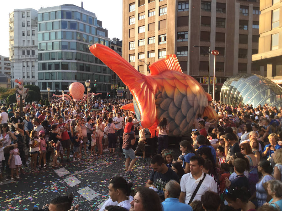 Fotos: El desfile de la ballena congrega a cientos de personas