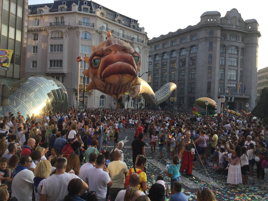 Fotos: El desfile de la ballena congrega a cientos de personas
