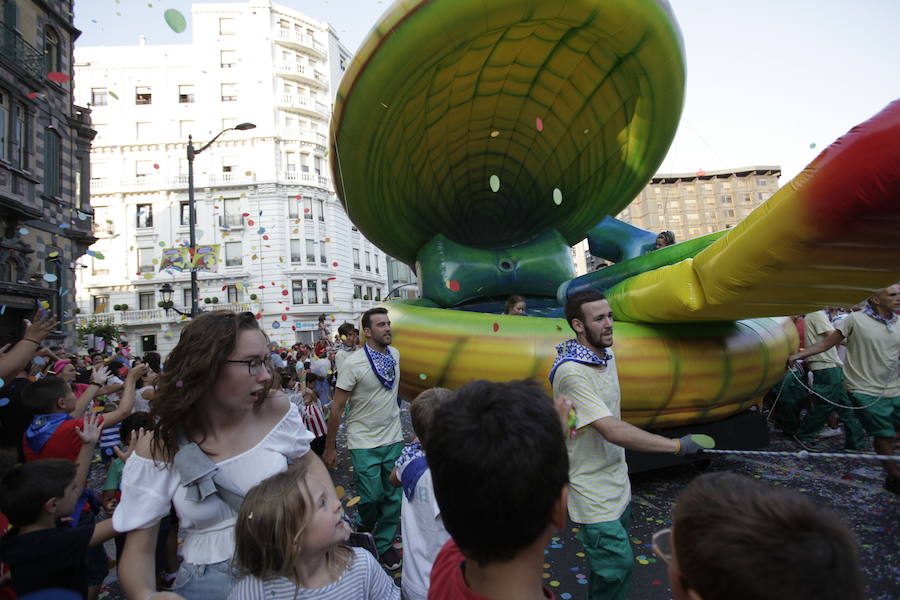 Fotos: El desfile de la ballena congrega a cientos de personas