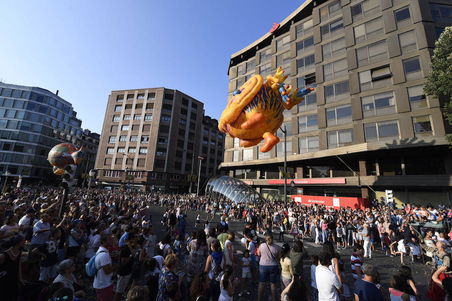 Fotos: El desfile de la ballena congrega a cientos de personas