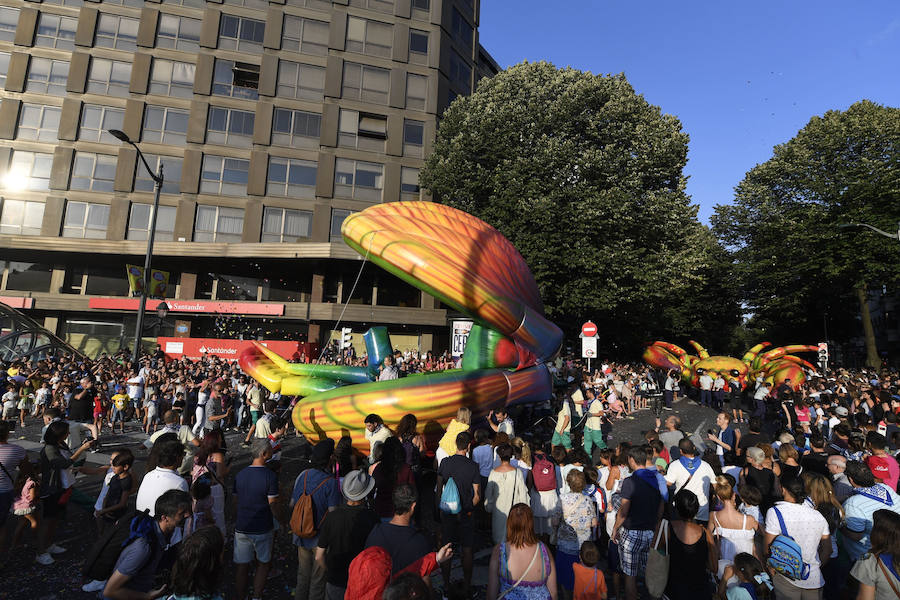 Fotos: El desfile de la ballena congrega a cientos de personas
