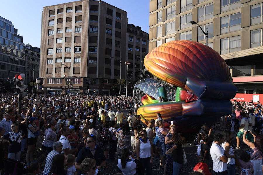 Fotos: El desfile de la ballena congrega a cientos de personas