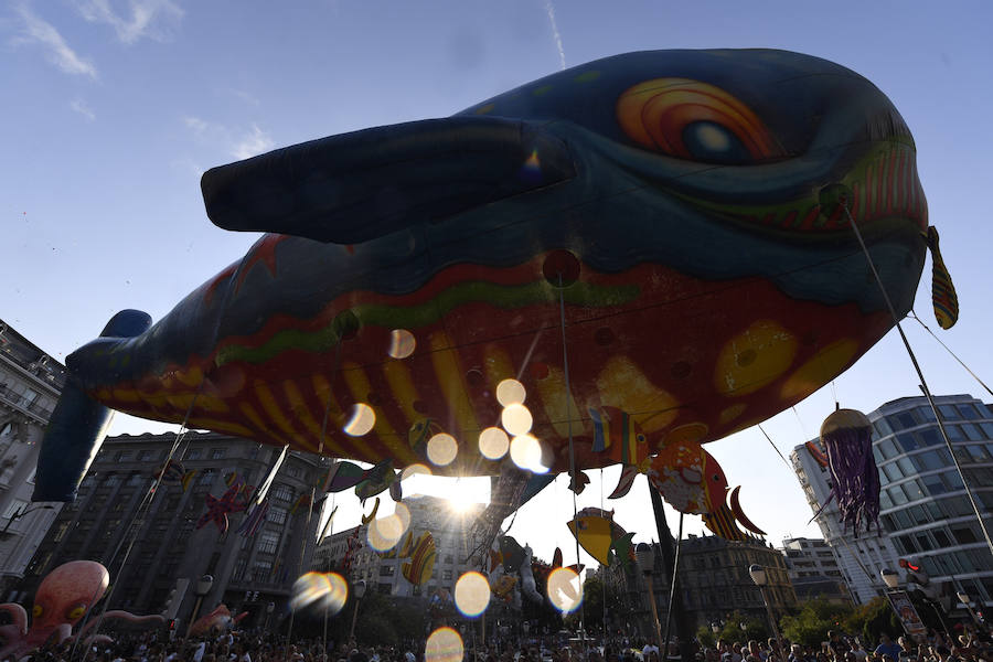 Fotos: El desfile de la ballena congrega a cientos de personas
