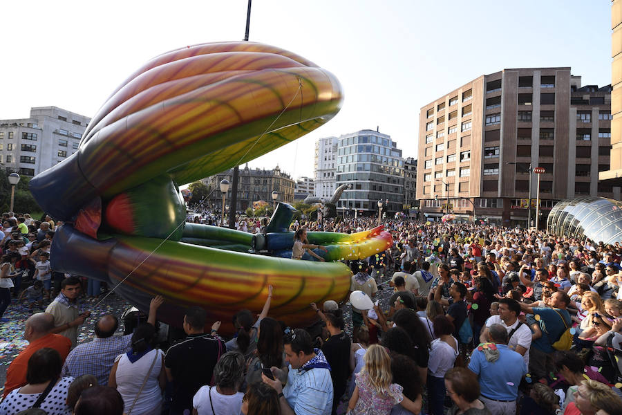 Fotos: El desfile de la ballena congrega a cientos de personas
