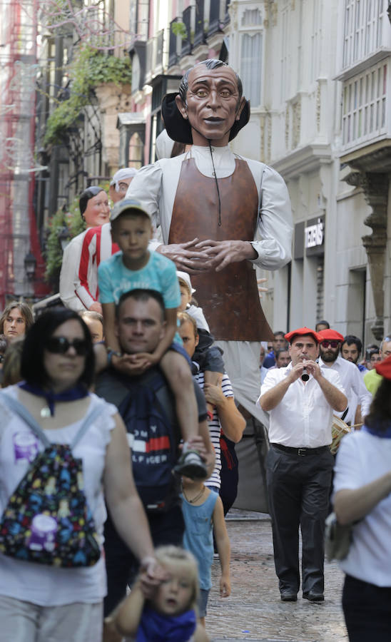 Fotos: Las familias se divierten en el pasacalles de gigantes y cabezudos de la Aste Nagusia