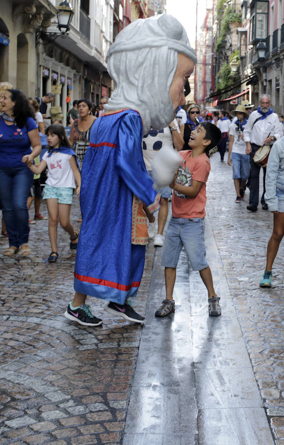 Fotos: Las familias se divierten en el pasacalles de gigantes y cabezudos de la Aste Nagusia